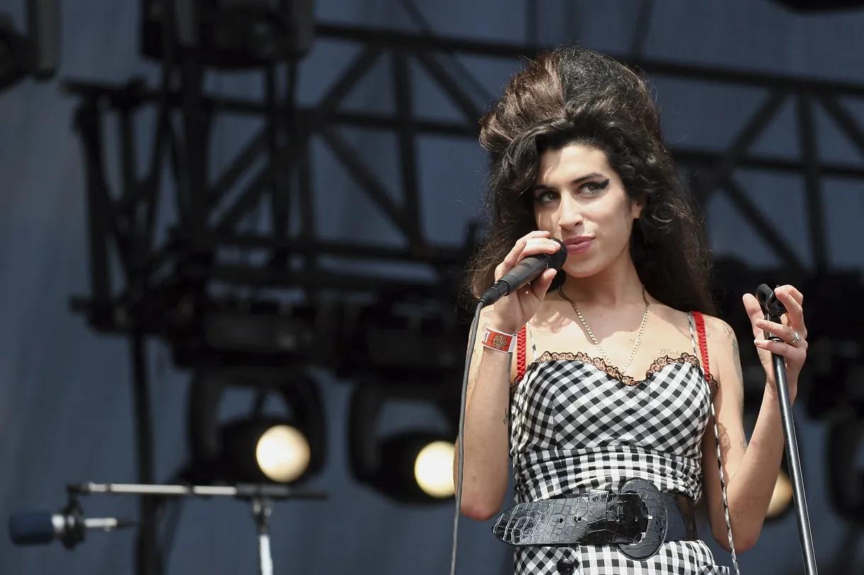 amy winehouse back to black dress Amy Winehouse